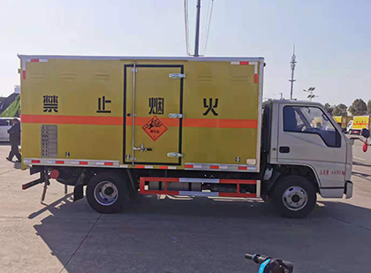 托克逊爆破器材运输车工人安全操作规范与智能技术保障